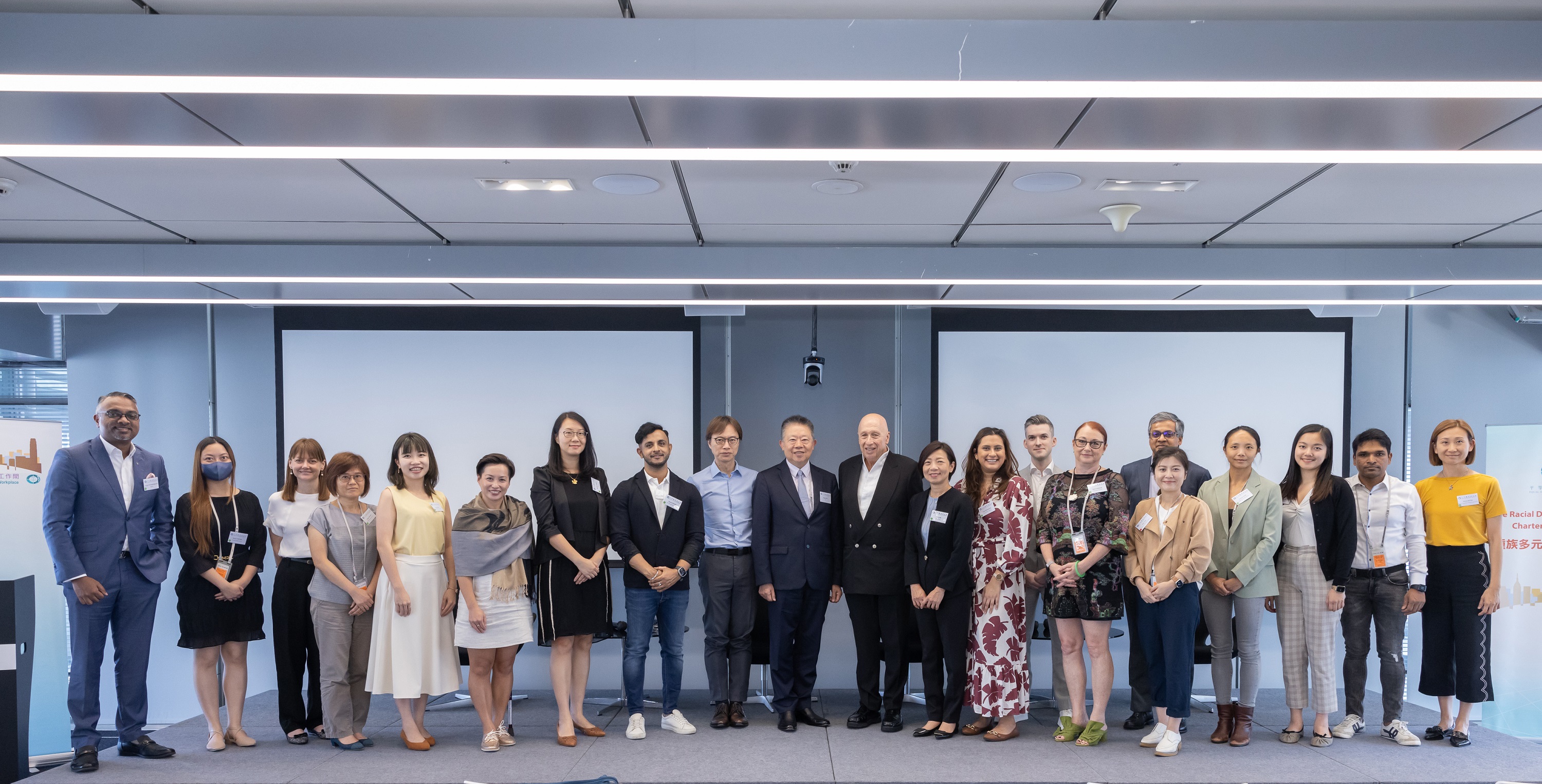 EOC Chairperson Mr Ricky CHU Man-kin (tenth from left) and Dr Allan Zeman, Chairman of Lan Kwai Fong Group and keynote speaker (eleventh from left) in a group photo with representatives from Charter signatory organisations.